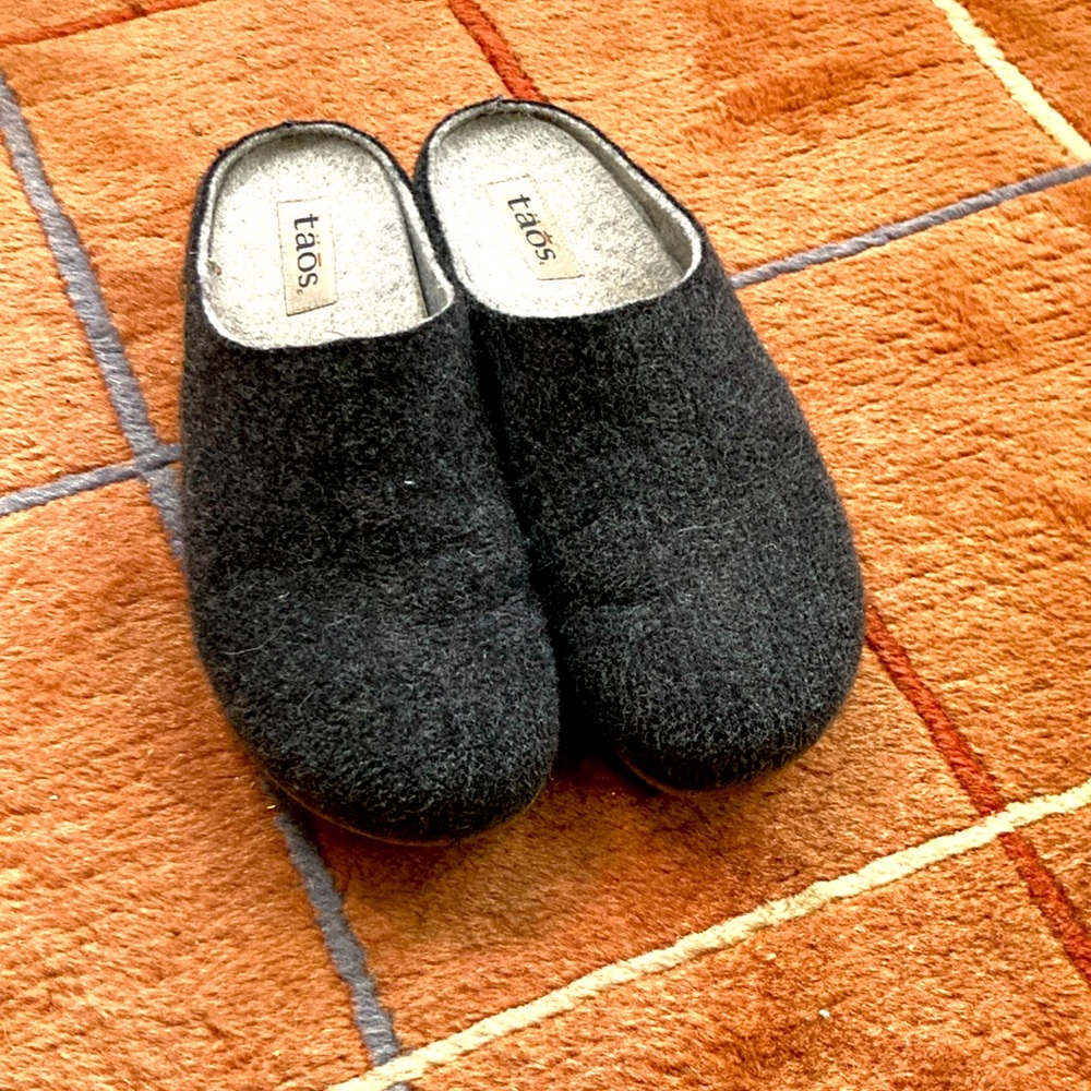 Taos felt clogs—size 42